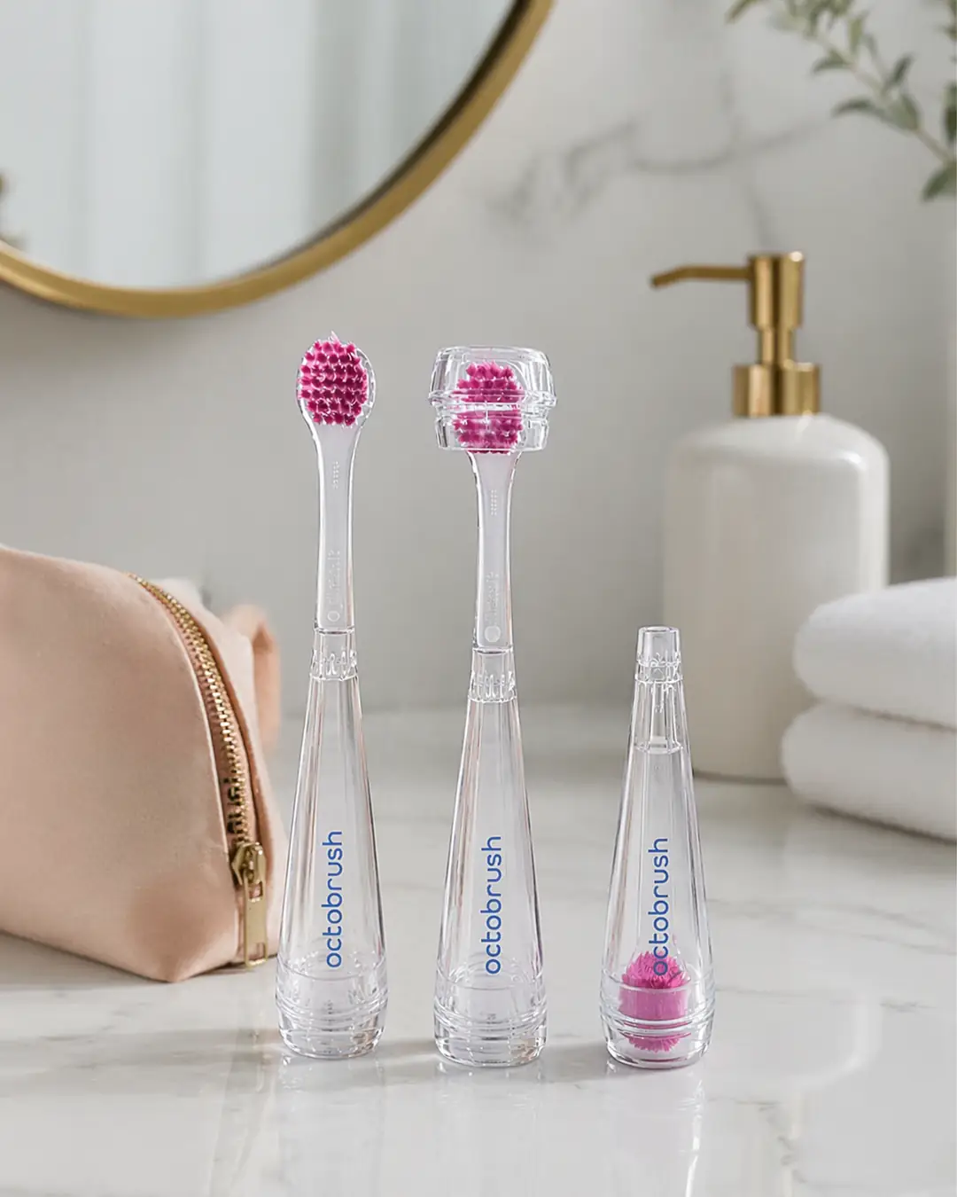 Islak lavabo kenarında duran pembe Octabrush