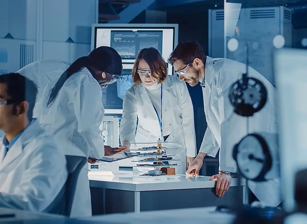Diş hekimleri laboratuvarda Octabrush üzerinde çalışıyor